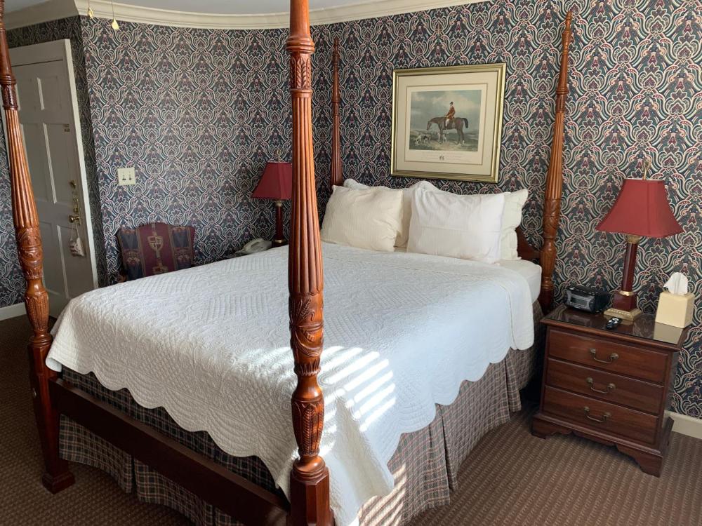 Standard Queen Room interior
